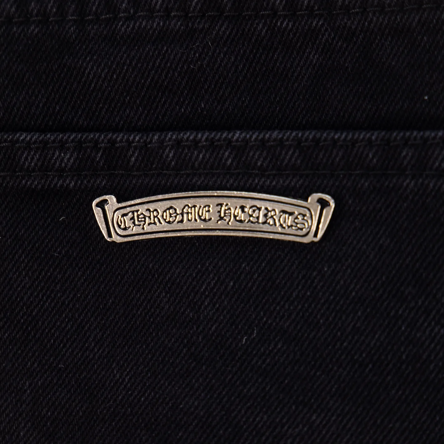 P260 Chrome Hearts Black Pants Sanskrit Black and White Patch Leather Jeans CH jeans need to be washed and then disassembled and hand-stitched with sheepskin cross leather and then spliced ​​together to complete. The whole piece has too many craftsmanship to explain, patchwork cross pattern embellishment, high-waisted washed jeans! ! Absolutely high-end luxury products, god-level single products and super popular products, made with top heavy industry, a must-see magic weapon. Customized hardware. The fabric is thick and soft after washing. It has good breathability. Customized small leather label. Unique design. The details are simple and elegant, and the workmanship is exquisite. The entire trousers are neatly routed and the details are in place! It’s so cool that both men and women can easily control the genderless trend! Style number: 1875# Color: black Size: 28 30 32 34